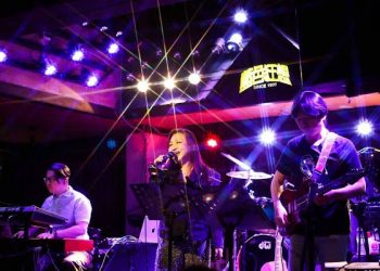 鄭怡三度登頂藍狂！ 頻被小鮮肉告白 神回「晚了40年」