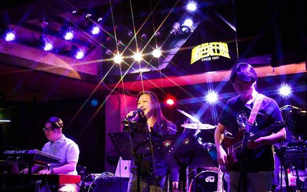 鄭怡三度登頂藍狂！ 頻被小鮮肉告白 神回「晚了40年」