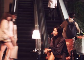 丁噹〈曾經如今〉MV「夜遊」台北101 化身為愛情說書人靠涼感眼藥水提神