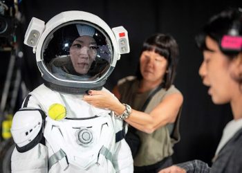 蔡淳佳MV穿太空裝全身爆濕 崩潰大呼：「根本泡溫泉哪！」