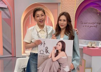 參拜藍教主圓夢了！吳申梅首登《女人我最大》 被虧像房仲全場笑翻