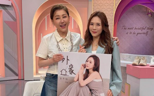 參拜藍教主圓夢了!吳申梅首登《女人我最大》 被虧像房仲全場笑翻