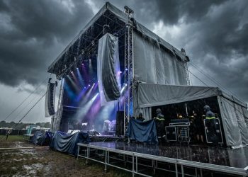 戶外音樂節舞台搭建：如何克服場地與天候挑戰？