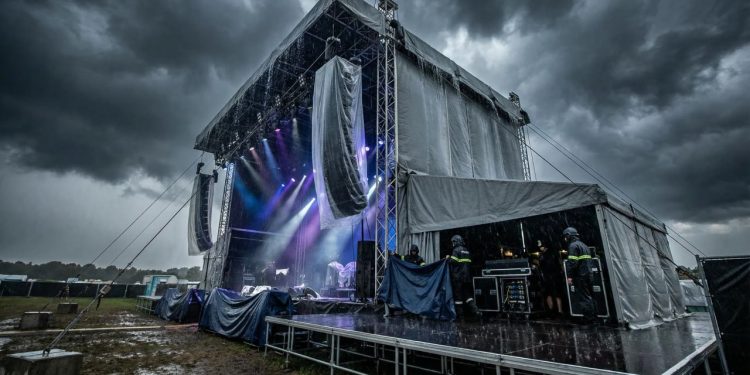 戶外音樂節舞台搭建：如何克服場地與天候挑戰？