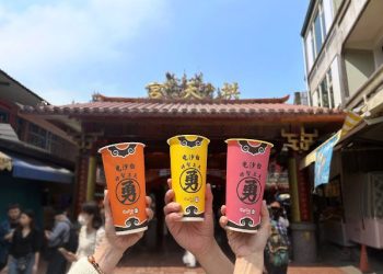 東方女神加持！CoCo都可聯名粉紅超跑白沙屯媽祖 杯裝好運、袋裝福祿