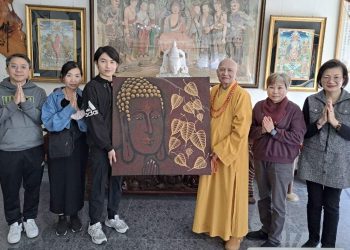 以畫傳法、以愛謝師！自閉症畫家魏廷亘贈巨作 石英砂畫「佛陀與菩提」謝法師栽培