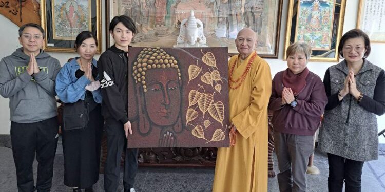 以畫傳法、以愛謝師！自閉症畫家魏廷亘贈巨作 石英砂畫「佛陀與菩提」謝法師栽培