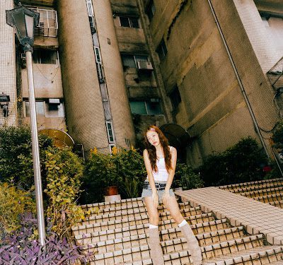 百萬 YouTuber 金針菇跨界發舞曲〈啊金價〉 以外國人視角捕捉台式崩潰日常