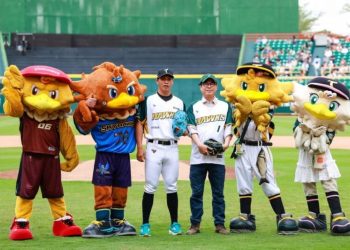 台鋼雄鷹隊史第三年主場開幕戰澄清湖開打 陳其邁市長蒞臨開球 總進場人數1萬6706人