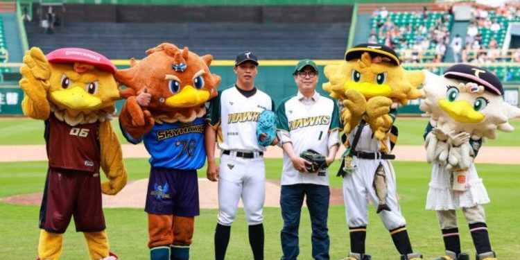 台鋼雄鷹隊史第三年主場開幕戰澄清湖開打 陳其邁市長蒞臨開球 總進場人數1萬6706人