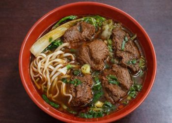 崙背必吃美食推薦 中藥蔬果湯頭牛肉麵 配大骨湯與滷味剛剛好