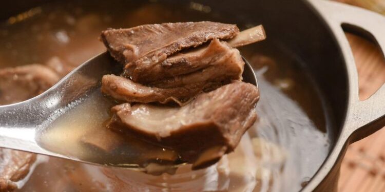 竹北羊肉料理推薦這一碗 羊肉泡饃湯底清甜、饃香耐嚼