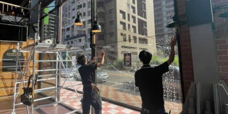 台北大樓隔熱紙 玻璃貼膜阻絕紫外線 免拉窗簾坐擁落地窗景