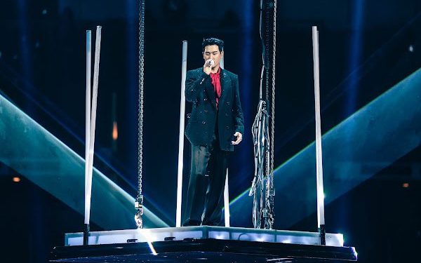 情歌王子愛開玩笑 被喊脫!周興哲秒脫外套自評「還行」 全場暴動尖叫炸裂