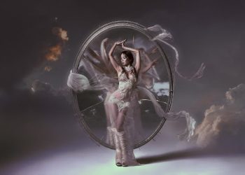 JOLIN 披「雲霧蕾絲紗袍」化身「流動之光」唯美詮釋「愉悅流動」