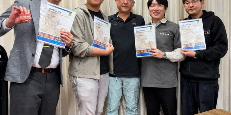 祥森牙醫雙院長獲「日本國寶級」岩城謙二認證，讓日本職人制牙技術深耕台灣