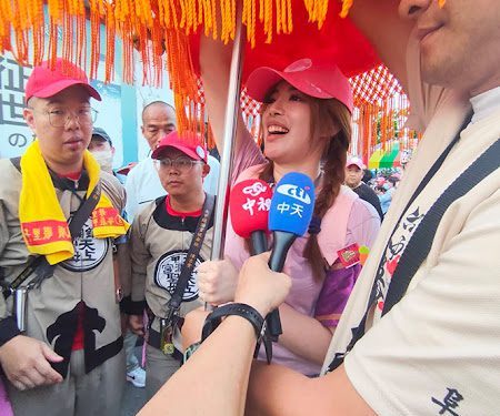 中天主播何織羽大甲媽祖遶境初體驗　如願扛轎、鑽轎底
