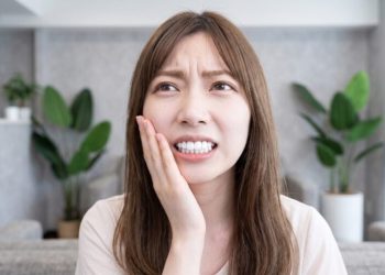 美白牙膏天天刷恐傷琺瑯質？網友喊牙齒越刷越敏感　牙醫提醒：先看齒況再美白