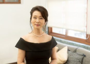 文熙景首度演出台劇《再見1987》！台灣夏天穿冬裝熱翻 感動喊：工作人員超貼心