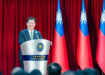 外交部舉辦2026年國際青年大使暨國合會校園大使聯合授旗授證典禮，外交部長林佳龍勉勵青年展翼走向世界
