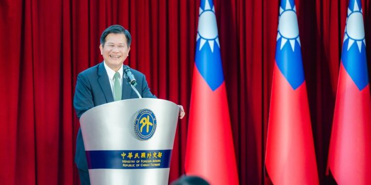 外交部舉辦2026年國際青年大使暨國合會校園大使聯合授旗授證典禮,外交部長林佳龍勉勵青年展翼走向世界