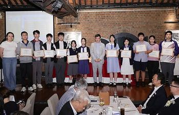 表揚傑出香港新青少年 何啟明副局長頒獎勉勵貢獻社會