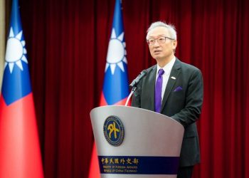 外交部舉行「青年百億海外圓夢基金計畫 – 年度旗艦計畫」行前訓練結訓典禮，政務次長吳志中期勉青年連結台灣與世界