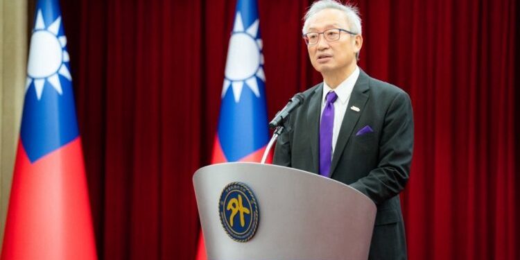 外交部舉行「青年百億海外圓夢基金計畫 – 年度旗艦計畫」行前訓練結訓典禮，政務次長吳志中期勉青年連結台灣與世界