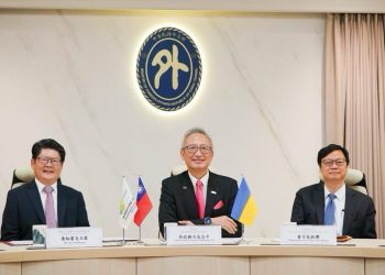 外交部政務次長吳志中見證援助烏克蘭利沃夫智慧醫療計畫簽約啟動
