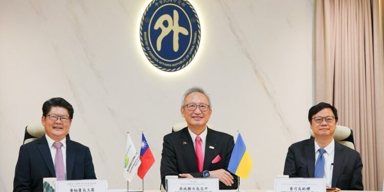 外交部政務次長吳志中見證援助烏克蘭利沃夫智慧醫療計畫簽約啟動