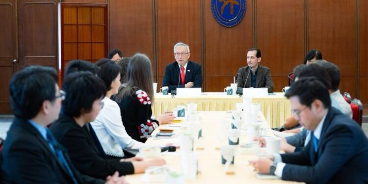 外交部政務次長吳志中與「無國界記者」籌組之記者團舉行座談會