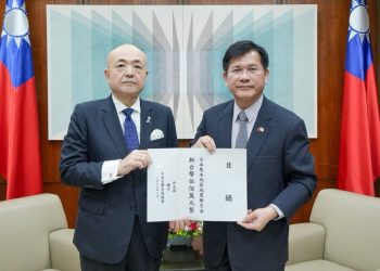外交部長林佳龍代表政府向日方遞交新台幣500萬元賑災款，以協助日本熊本震災重建工作