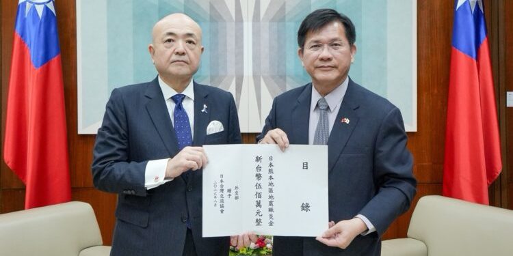 外交部長林佳龍代表政府向日方遞交新台幣500萬元賑災款，以協助日本熊本震災重建工作