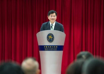 外交部為「社團法人台灣盲人環台為公益而跑協會」組團赴美國紐約參加「超越自我3100英里挑戰賽」舉辦授旗儀式