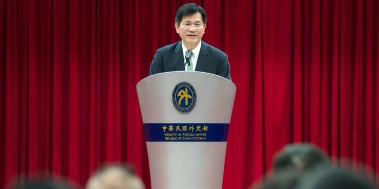 外交部為「社團法人台灣盲人環台為公益而跑協會」組團赴美國紐約參加「超越自我3100英里挑戰賽」舉辦授旗儀式