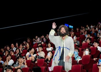 范逸臣蓬頭垢面現身《大仙尪仔》首映　吃飯「吃到鬍子」還被真街友認錯