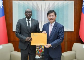 外交部長林佳龍接受新任史瓦帝尼王國駐台大使庫涅內呈遞到任國書副本